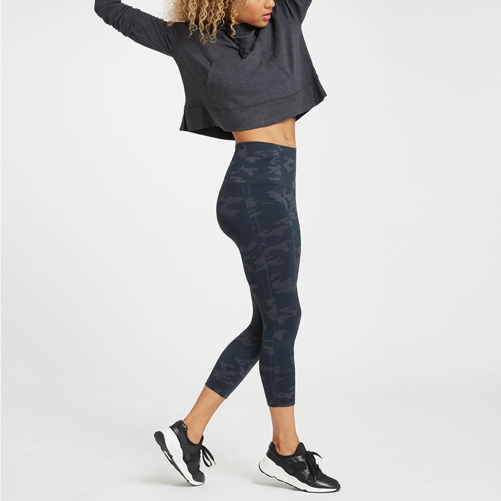 SPANX Leggings Camo Look At Me Now Cropped Seamless Capri Size Large